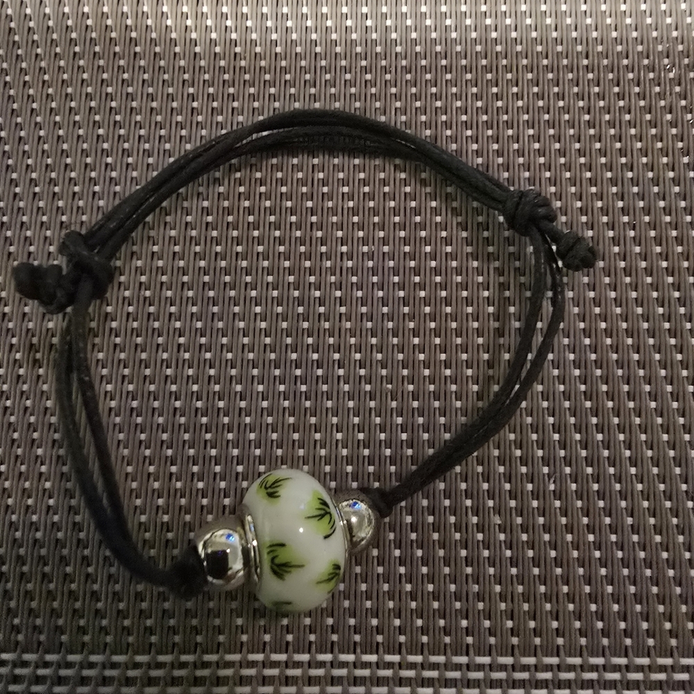 😎Elegant Black Bracelet with Green Accents